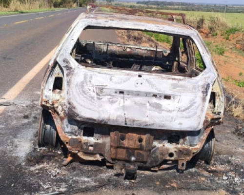 Veículo de homem acusado de duplo feminicídio foi incendiado às margens da MT-060 no dia do crime